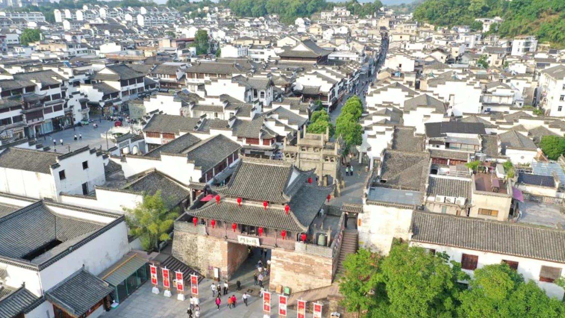 俯瞰徽州古城街区与府衙
