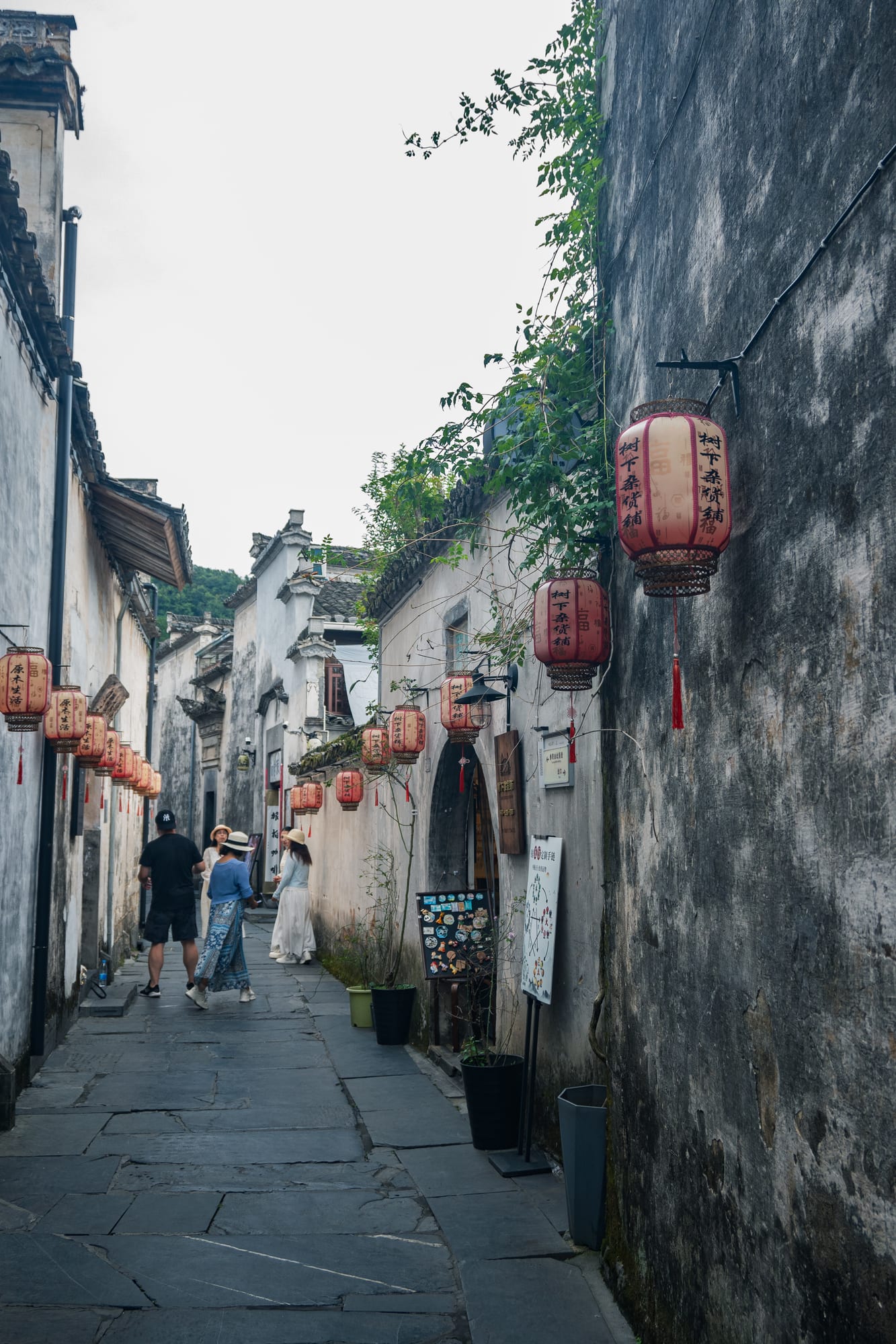 西递古村的徽派街巷