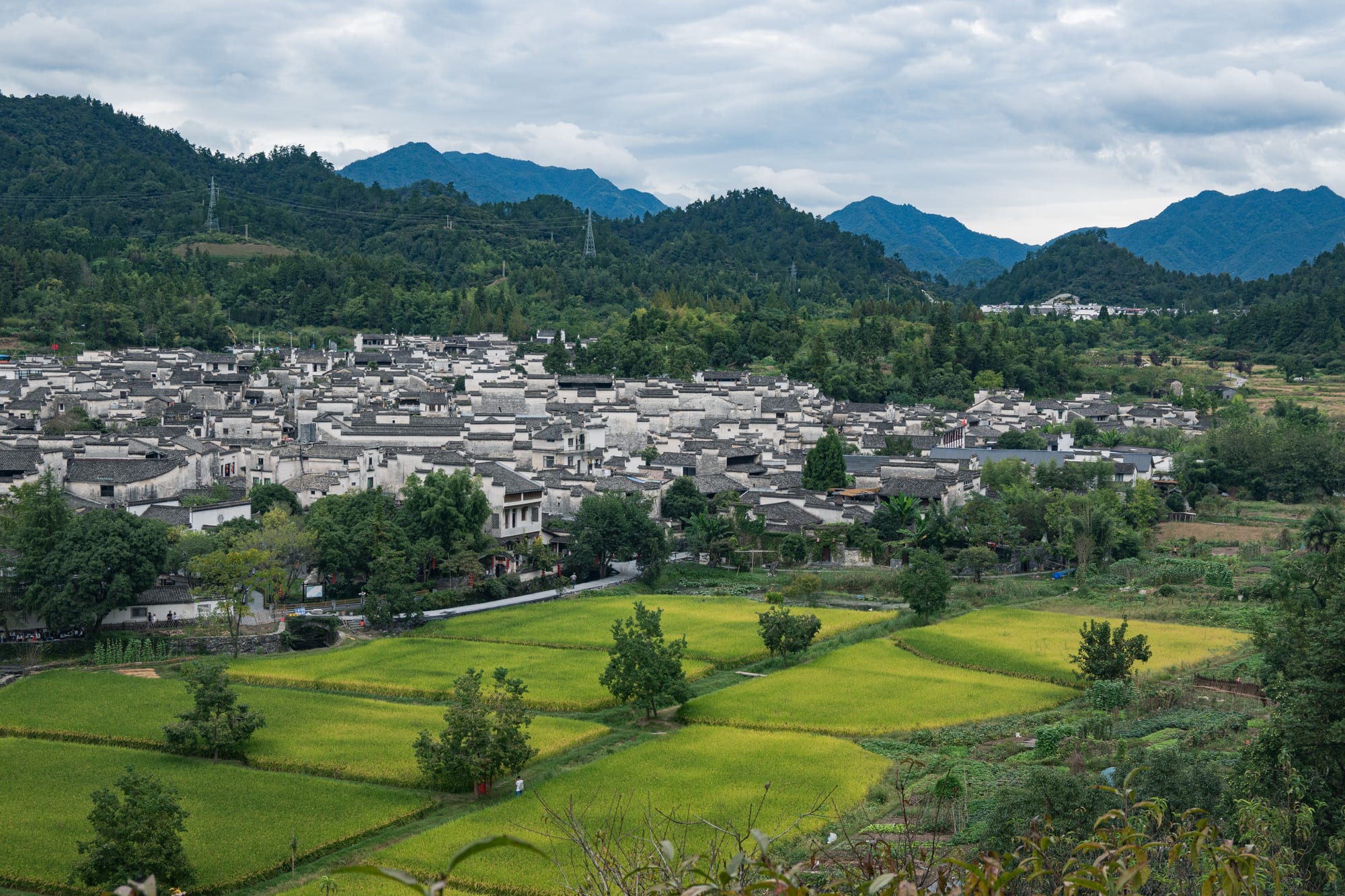 田野环绕的西递古村全景